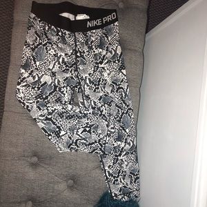 NIKE PRO SNAKESKIN PATTERNED LEGGINGS
